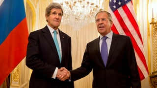 Kerry schüttelt Lawrow in Paris die Hand.