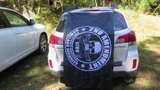 Die Flagge der Milizionäre hängt an einem Geländewagen.