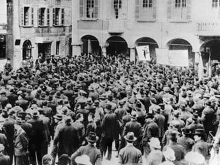 Streikende Arbeiter versammeln sich waehrend des Schweizer Generalstreiks in November 1918 auf einem Platz in Bellinzona,