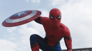 Spider-Man hält Captain Americas Schild.