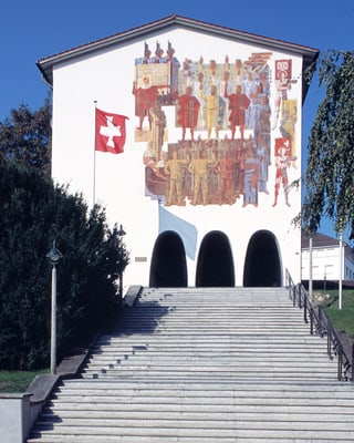 Blick von der Treppe hoch zum Museumseingang mit patriotischer Fassadenkunst. Blick von der Treppe hoch zum Museumseingang mit patriotischer Fassadenkunst.