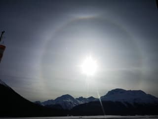 Am Halo oben anschliessend der obere Berührungsbogen in den Regenbogenfarben.