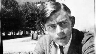 Junger Mann mit Schlips und Seitenscheitel Junger Mann mit Schlips und Seitenscheitel