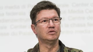 Mann in Militäruniform. Mann in Militäruniform.