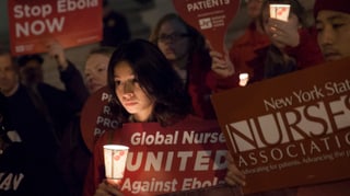 Prostestierende Krankenschwestern mit Transparenten in New York