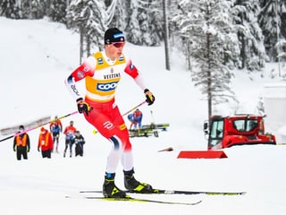 Johannes Kläbo in einer Kurve in der Loipe. Johannes Kläbo in einer Kurve in der Loipe.