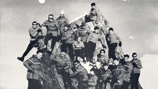Schwarz-weiss-Aufnahme von Menschen im Schnee. Schwarz-weiss-Aufnahme von Menschen im Schnee.