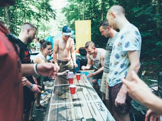 Festivalbesucher mit Beer-Pong-Tisch