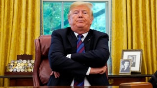 Auf dem Bild ist Donald Trump in einer verklemmten Haltung zu sehen. Auf dem Bild ist Donald Trump in einer verklemmten Haltung zu sehen.