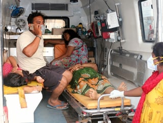 Verletzte in einer Ambulanz nach  Gasunglück in Indien