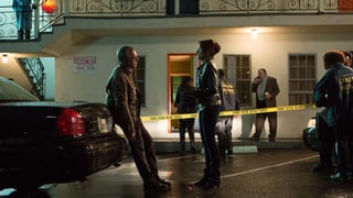 Titus Welliver als Harry Bosch und Amy Aquino als Grace Billets sehen einander an, Bosch an ein Auto gelehnt. Im Hintergrund ein schäbiges amerikanisches Motel, das mit Polizei-Absperrband als Tatort markiert ist.