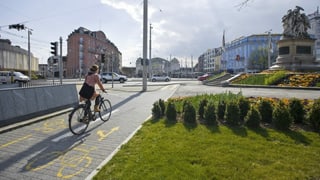 Velofahrerin unterwegs in der Stadt Basel. Velofahrerin unterwegs in der Stadt Basel.
