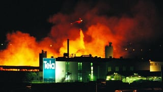 Eine Fabrik steht in Vollbrand. Eine Fabrik steht in Vollbrand.