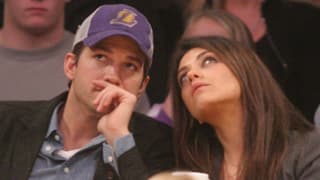 Schauspieler Ashton Kutcher und Mila Kunis schauen sich ein Baseball-Spiel an