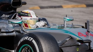 Lewis Hamilton steuert seinen «Silberpfeil».