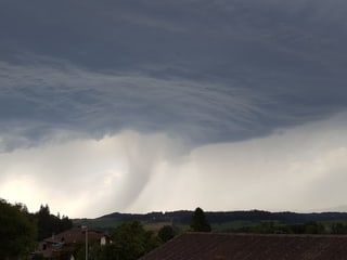 Tornadoähnliche Wolken in der Nähe von Luzern.