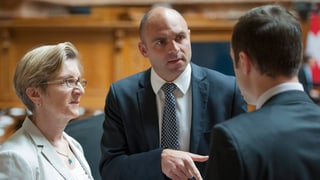 Von links: Gabi Huber (FDP/UR), Laurent Favre (FDP/NE) und Christian Wasserfallen (FDP/BE) diskutieren miteinander.