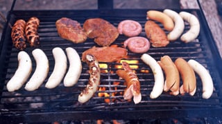 Würste und Fleisch auf dem Grill