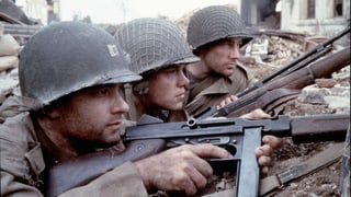 Tom Hanks in «Saving Private Ryan». Er hat eine Waffe in der Hand. Tom Hanks in «Saving Private Ryan». Er hat eine Waffe in der Hand.