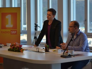 Die beiden Quizmaster Sven Epiney und Michael Bühler erklären die Spielregeln für den Morgenstund-Final.