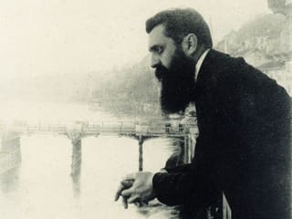 Theodor Herzl auf dem Balkon seines Hotels am Rhein.