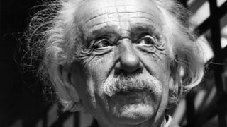 Albert Einstein im Porträt, schwarz/weiss.