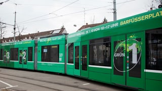Das BVB-Tram, das mit den verschiedenen Grüntönen durch die Stadt fährt