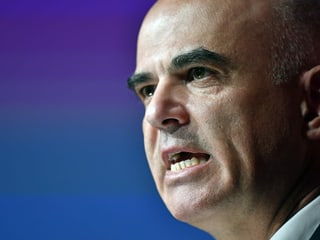 Alain Berset hält eine Rede vor blau-violettem Hintergrund