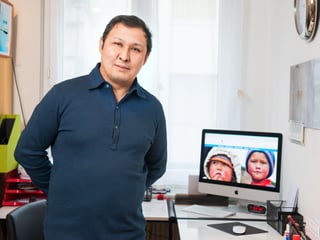Kairat Birimkulov in seiner Wohnung in Luzern neben seinem Computer.