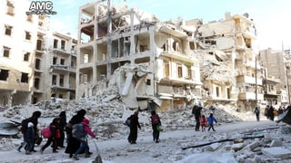 Flüchtlinge in zerbombten Strassen. Flüchtlinge in zerbombten Strassen.