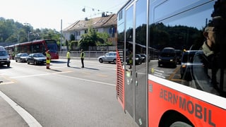 Bus am rechten Bildrand, im Hintergrund Tram.