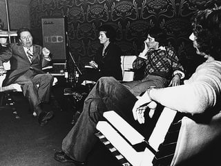 Schwarzweissfoto einer Gesprächsrunde mit vier Teilnehmern.