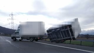 Umgekippter Lastwagenanhänger am Autobahn-Pannenstreifen.