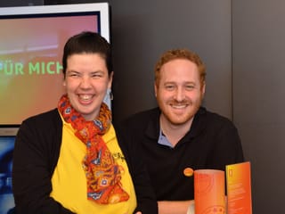 Frau und Mann vom Chor posieren für ein Bild.