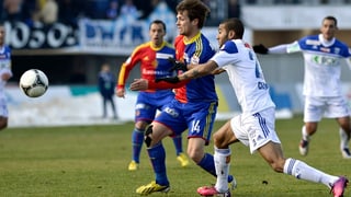 Spielszene im Spiel FC Basel gegen Lausanne. Valentin Stocker vom FCB und Abdelouahed Chakhsi vom FC Lausanne-Sport.