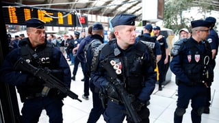 Schwer bewaffnete Polizisten in einem französischen Bahnhof.