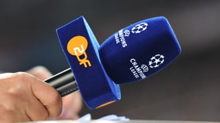 Ein Mikrofon mit den Logos der Champions League und des ZDF.