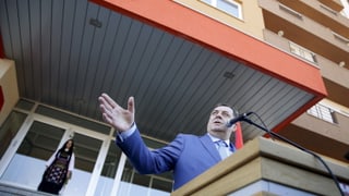 Dodik am Rednerpult vor dem neuen Studentenheim.