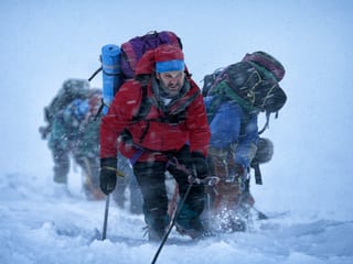 Jason Clarke als Expeditionsleiter Rob Hall im Schneegestöber auf dem Mount Everest.