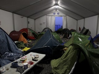 Zelte und Essensreste im Flüchtlingslager