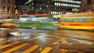 Auf dem Bankenplatz kreuzen sich ein grünes BVB-Tram und ein gelbes BLT-Tram