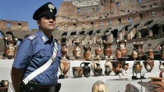 Ausgestellte repatriierte Kulturgüter im Kolosseum in Rom