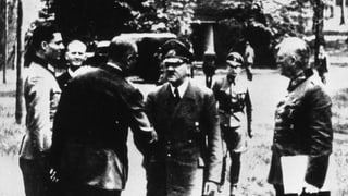Hitler begrüsst zwei Militärangehörige. Einer davon ist Stauffenberg