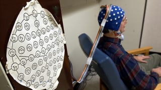 Bei einem Mann werden die Hirnströme gemessen. 