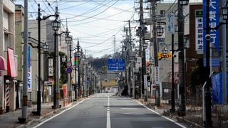 Menschenleere Strasse im Ort Namie in der Präfektur Fukushima.
