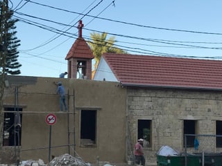Kirche mit Bauarbeitern