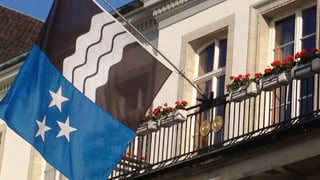 Aargauer Flagge am Regierungsgebäude in Aarau