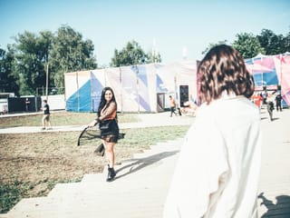 Festivalbesucherinnen am Fotos schiessen
