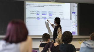 Schüler arbeiten an einer digitalen Leinwand