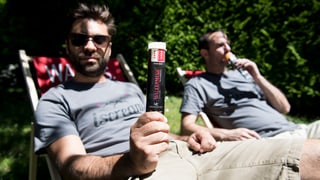 Zwei Männer schlecken ein Glacé.